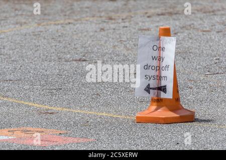 Schulische Sicherheitsmaßnahmen für die Abholung und Sammlung von Schülern an der St. winnow Primary School, Lostwihiel. Covid-19 Sicherheitskonzept für Schulbetrieb. Stockfoto