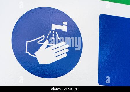 CV19, Covid-19 Schule Sicherheitsmassnahmen Warnschild & Warnpiktogramme am Tor der St. winnow Primary School, Lostwithiel. Piktogramm Hände waschen Stockfoto