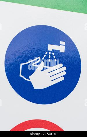 CV19, Covid-19 Schule Sicherheitsmassnahmen Warnschild & Warnpiktogramme am Tor der St. winnow Primary School, Lostwithiel. Piktogramm Hände waschen Stockfoto