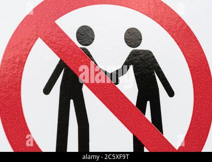 CV19, Covid-19 Schule Sicherheitsmassnahmen Warnschild & Warnpiktogramm am Tor der St. winnow Primary School, Lostwithiel. Piktogramm von Angesicht zu Angesicht Stockfoto