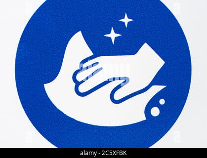 CV19, Covid-19 Schule Sicherheitsmassnahmen Warnschild & Piktogramm am Tor der St winnow Primary School, Lostwithiel. Piktogramm Oberflächen desinfizieren Stockfoto