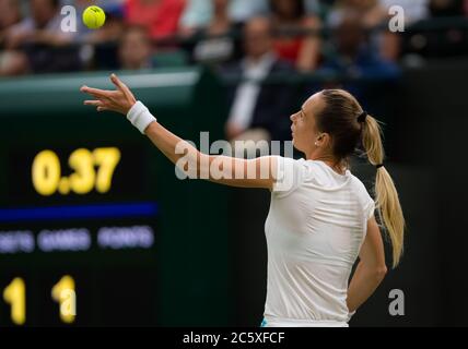 Magdalena Rybarikova aus der Slowakei in Aktion während ihres zweiten Spieles beim Wimbledon Championships Grand Slam Tennisturnier 2019 Stockfoto