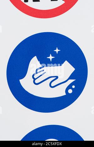 Covid-19 Schule Sicherheitsmassnahmen Warnschild & Warnpiktogramme. Am Tor der St. winnow Grundschule, Lostwihiel. Piktogramm Oberflächen desinfizieren Stockfoto