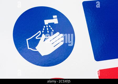 CV19, Covid-19 Schulgelände Sicherheitsmaßnahmen Warnschild & Warnpiktogramm am Tor der St. winnow Primary School, Lostwithiel. Piktogramm Hände waschen Stockfoto