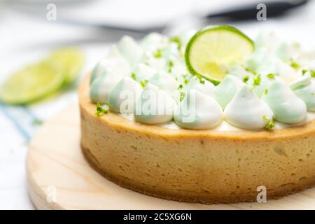 Key Kalk Käse Tarte mit Schlagsahne auf der Oberseite Stockfoto