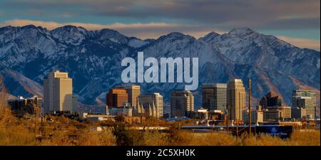 Ein Winterüberblick über die Innenstadt von Salt Lake City mit der Wasatch Mountain Range im Hintergrund. Stockfoto