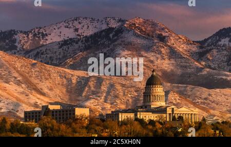 Das State Capitol Gebäude von Salt Lake City vor dem Hintergrund schneebedeckter Berge. Stockfoto