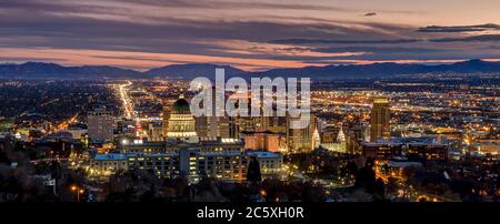 Salt Lake City ist die Hauptstadt des Bundesstaates Utah. Das Foto zeigt eine Skyline beleuchtete Abendansicht. Stockfoto