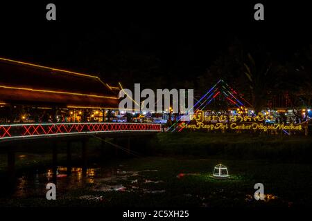 Brücke zum Art Center Nachtmarkt. Siem Reap, Kambodscha. Lange Belichtung bei Nacht. Stockfoto