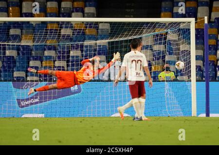 Neapel, Italien. Juli 2020. Lorenzo Insigne von Neapel erzielt sein erstes Gol während des Spiels Serie A Tim zwischen SSC Napoli und AS Roma am 05 2020. Juli in Neapel (Italien) im San Paolo Stadion Foto LPS/MARCO IORIO/LM Credit: Marco Iorio/LPS/ZUMA Wire/Alamy Live News Stockfoto