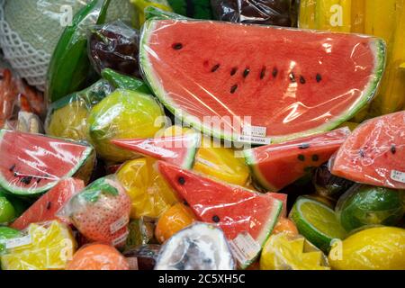 Verlieren Sie auf verpackte Früchte (Erdbeeren, Zitronen, Wassermelonen Scheiben). Künstliche Nahrung aus Wachs. Schaufenster, Restaurant-Menü, Speiseprobe. Stockfoto