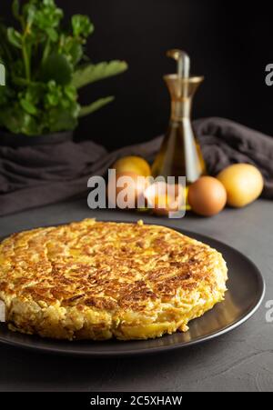 Spanisch hausgemachte Kartoffel Omelett auf rustikalen Hintergrund dunkler Hintergrund Stockfoto