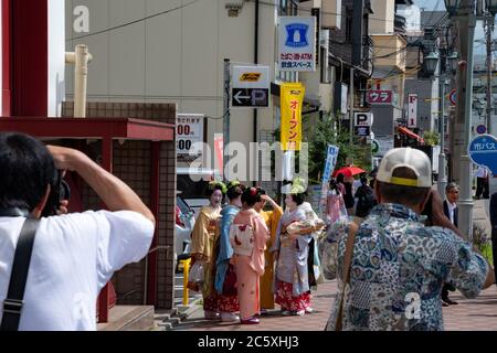 Gruppe von Maiko etwas außerhalb Minami-za Theater (das primäre kabuki Theater in der Stadt) und Paparazzi fotografieren sie. Kyoto, Japan Stockfoto