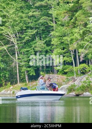 Drei Männer in einem kleinen Boot Sport Angeln an einem sonnigen Tag in Stony Lake in Peterborough County Ontario Kanada. Stockfoto