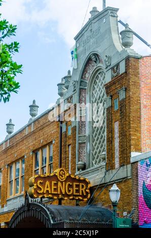 Ein beleuchtetes Schild lädt Passanten zu einer Show im Saenger Theatre am 3. Juli 2020 in Mobile, Alabama, ein. Das Theater wurde 1927 eröffnet. Stockfoto