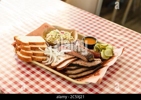 Tablett voll mit geräuchertem Grill Stockfoto