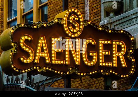 Ein beleuchtetes Schild lädt Passanten zu einer Show im Saenger Theatre am 3. Juli 2020 in Mobile, Alabama, ein. Das Theater wurde 1927 eröffnet. Stockfoto