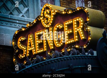 Ein beleuchtetes Schild lädt Passanten zu einer Show im Saenger Theatre am 3. Juli 2020 in Mobile, Alabama, ein. Das Theater wurde 1927 eröffnet. Stockfoto