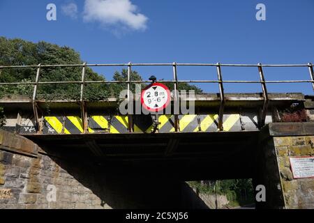 Niedrige Eisenbahnbrücke, in Abbeydale Sheffield England Stockfoto