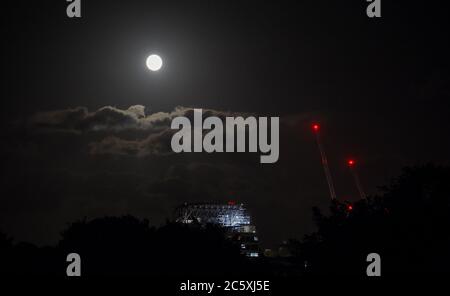 Brighton UK 5. Juli 2020 - heute Nacht Vollmond bekannt als der Buck Moon geht über der Royal Sussex County Hospital Baustelle in Brighton . Ein Vollmond im Juli ist als Buck Moon bekannt und ist nach dem neuen Geweih benannt, das um diese Jahreszeit aus der Stirn eines Bocks hervortritt. : Credit Simon Dack / Alamy Live News Stockfoto