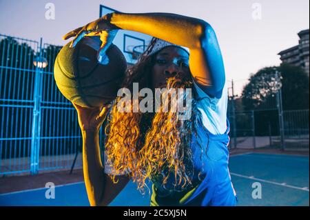 Afrikanische Frau Posen mit Korb Ball... Stockfoto