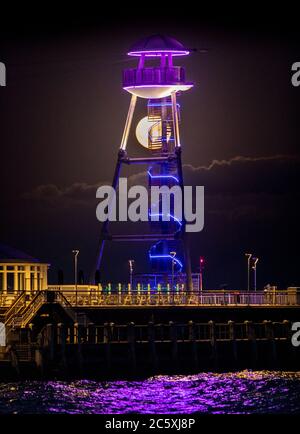 Bournemouth, Großbritannien. Juli 2020. Der Juli-Vollmond, auch bekannt als Buck Moon, steigt über Bournemouth Pier an der Dorset-Küste auf. Kredit: Richard Crease/Alamy Live Nachrichten Stockfoto