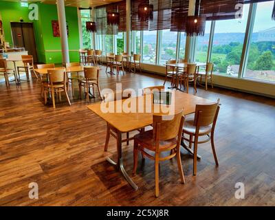 Kappel, Solothurn - Schweiz - 13. Mai 2020: Tische weit auseinander im Restaurant Marché des Autobahnrastgebiets Gunzgen Süd zu sichern Stockfoto