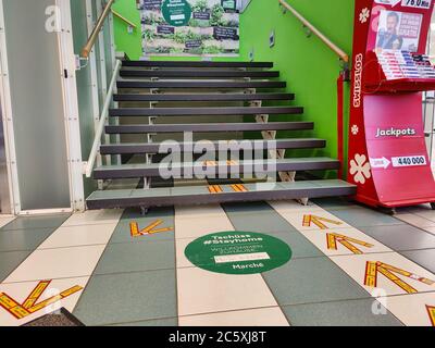 Kappel, Solothurn - Schweiz - 13. Mai 2020: Eingangstreppe zum Rastplatz Restaurant Marché Gunzgen Süd mit Pfeilen auf dem Boden markiert Stockfoto