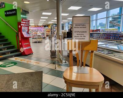 Kappel, Solothurn - Schweiz - 13. Mai 2020: Schild mit der Aufschrift "maximal 15 Personen können in diesen Laden" vor dem Coop-Lebensmittelgeschäft bei The Gun Stockfoto