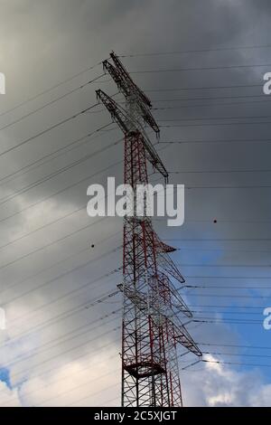 Hochspannungsleitung gegen einen bewölkten Himmel Stockfoto