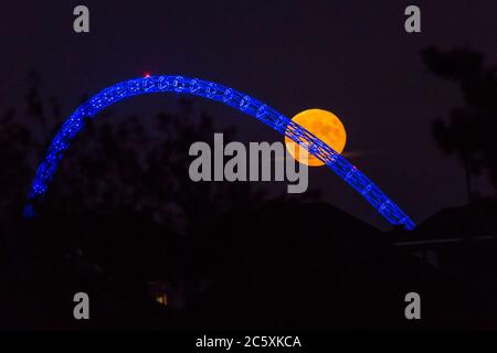 Wembley, Großbritannien. Juli 2020. UK Wetter - der Vollmond des Juli, bekannt als Buck Moon, erhebt sich hinter dem Wembley Stadium im Nordwesten Londons. Im Bauernalmanach ist der Buck Moon so benannt nach dem neuen Geweih, das um diese Jahreszeit aus der Stirn eines Bocks hervortritt. Der Bogen des Stadions ist blau beleuchtet, um den 72. Geburtstag des National Health Service (NHS) zu feiern und allen NHS-Mitarbeitern für ihre Bemühungen während der laufenden Coronavirus-Pandemie zu danken. Kredit: Stephen Chung / Alamy Live Nachrichten Stockfoto