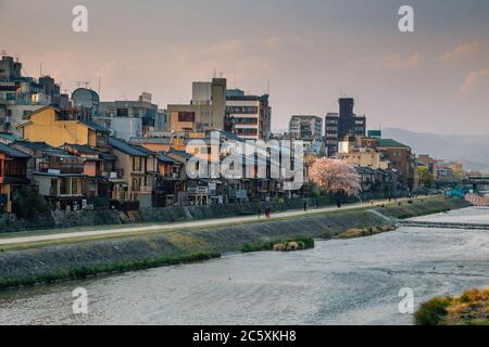 Gion Pontocho alte Restaurants, japanische traditionelle Häuser mit Kamo Fluss in Kyoto, Japan Stockfoto