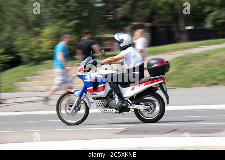 Belgrad, Serbien - 4. Juli 2020: Mann auf einem schnellen Enduro Motorrad auf der Straße der Stadt an einem Sommertag Stockfoto