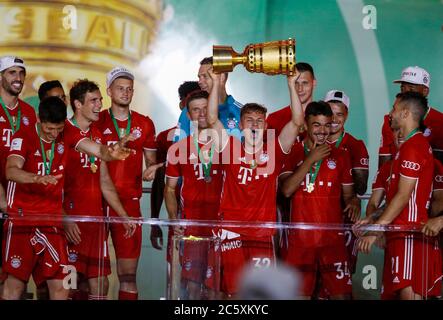 Berlin, 4. Juli 2020, Festveranstaltung Siegerehrung: Joshua KIMMICH, FCB 32 hebt Pokal beim DFB Pokal Final Match FC BAYERN MÜNCHEN - BAYER 04 LEVERKUSEN 4-2 in der Saison 2019/2020 , FCB Foto: © Peter Schatz / Alamy Live News / Hans Rauchensteiner/Pool - die DFB-BESTIMMUNGEN VERBIETEN DIE VERWENDUNG VON FOTOGRAFIEN als BILDSEQUENZEN und/oder QUASI-VIDEO - Nationale und internationale Nachrichtenagenturen AUSSCHLIESSLICH für redaktionelle Verwendung Stockfoto