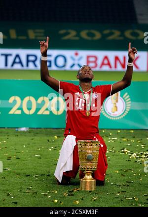 Berlin, 4. Juli 2020, Festveranstaltung Siegerehrung: David ALABA, FCB 27 mit Pokal beim DFB Pokal Finalspiel FC BAYERN MÜNCHEN - BAYER 04 LEVERKUSEN 4-2 in der Saison 2019/2020 , FCB Foto: © Peter Schatz / Alamy Live News / Hans Rauchensteiner/Pool - die DFB-BESTIMMUNGEN VERBIETEN DIE VERWENDUNG VON FOTOGRAFIEN als BILDSEQUENZEN und/oder QUASI-VIDEO - Nationale und internationale Nachrichtenagenturen AUSSCHLIESSLICH für redaktionelle Verwendung Stockfoto