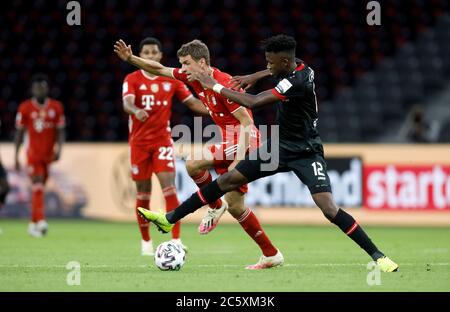 Berlin, 4. Juli 2020, Thomas MÜLLER, FCB 25 Kampf um den Ball, Tackling, Duell, Header, Zweikampf, Action, Kampf gegen Edmond TAPSOBA, Lev 12 beim DFB Pokal Final Match FC BAYERN MÜNCHEN - BAYER 04 LEVERKUSEN 4-2 in der Saison 2019/2020 , FCB Foto: © Peter Schatz / Alamy Live News / Hans Rauchensteiner/Pool - die DFB-BESTIMMUNGEN VERBIETEN DIE VERWENDUNG VON FOTOGRAFIEN als BILDSEQUENZEN und/oder QUASI-VIDEO - Nationale und internationale Nachrichtenagenturen AUSSCHLIESSLICH für redaktionelle Verwendung Stockfoto