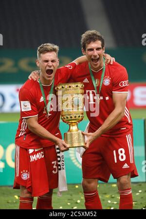 Berlin, 4. Juli 2020, Festveranstaltung Siegerehrung: Joshua KIMMICH, FCB 32 Leon GORETZKA, FCB 18 mit Pokal, beim DFB Pokal Finalspiel FC BAYERN MÜNCHEN - BAYER 04 LEVERKUSEN 4-2 in der Saison 2019/2020 , FCB Foto: © Peter Schatz / Alamy Live News / Hans Rauchensteiner/Pool - die DFB-BESTIMMUNGEN VERBIETEN DIE VERWENDUNG VON FOTOGRAFIEN als BILDSEQUENZEN und/oder QUASI-VIDEO - Nationale und internationale Nachrichtenagenturen AUSSCHLIESSLICH für redaktionelle Verwendung Stockfoto