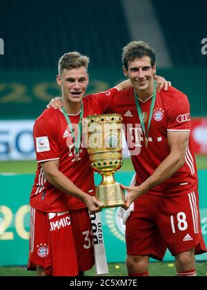 Berlin, 4. Juli 2020, Festveranstaltung Siegerehrung: Joshua KIMMICH, FCB 32 Leon GORETZKA, FCB 18 mit Pokal, beim DFB Pokal Finalspiel FC BAYERN MÜNCHEN - BAYER 04 LEVERKUSEN 4-2 in der Saison 2019/2020 , FCB Foto: © Peter Schatz / Alamy Live News / Hans Rauchensteiner/Pool - die DFB-BESTIMMUNGEN VERBIETEN DIE VERWENDUNG VON FOTOGRAFIEN als BILDSEQUENZEN und/oder QUASI-VIDEO - Nationale und internationale Nachrichtenagenturen AUSSCHLIESSLICH für redaktionelle Verwendung Stockfoto