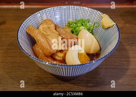 Draufsicht bei Kakuni, japanisch geschmorte marinierte Schweinebauch in süßer Sojasauce mit Ei. Stockfoto