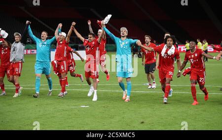 Berlin, 4. Juli 2020, Festveranstaltung Gewinner: Serge GNABRY, FCB 22 Leon GORETZKA, FCB 18 Jerome BOATENG (FCB 17) Kingsley COMAN, FCB 29 Corentin TOLISSO, FCB 24 Manuel NEUER, FCB 1 Mickael (Michael) CUISANCE, FCB 11 Ivan PERISIC, FCB 14 Benjamin PAVARD, FCB 5 Lucas HERNANDEZ (FCB 21) Javi MARTINEZ, FCB 8 Alvaro ODRIOZOLA, FCB 2 Philippe COUTINHO, FCB 10 Thiago ALCANTARA, FCB 6 Sarpreet SINGH , FCB 28. Niklas SUELE, FCB 4 Christian FRÜCHTL Torwart, Sven ULREICH, FCB 26 Torwart Thomas MÜLLER, MÜLLER, FCB 25 Robert LEWANDOWSKI, FCB 9 Joshua ZIRKZEE, FCB 35 Oliver BATISTA M Stockfoto