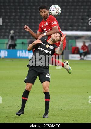 Berlin, Deutschland, 4. Juli 2020, Serge GNABRY, FCB 22 Wettstreit um den Ball, Tackling, Duell, Header, zweikampf, Action, Kampf gegen Charles ARANGUIZ, Lev 20 beim DFB Pokal Final Match FC BAYERN MÜNCHEN - BAYER 04 LEVERKUSEN 4-2 in der Saison 2019/2020 , FCB © Peter Schatz / Alamy Live News / Jürgen Fromme/firoportsphoto/Pool - die DFB-VORSCHRIFTEN VERBIETEN DIE VERWENDUNG VON FOTOGRAFIEN als BILDSEQUENZEN und/oder QUASI-VIDEO - Nationale und internationale Nachrichtenagenturen OUT redaktionelle Verwendung Stockfoto
