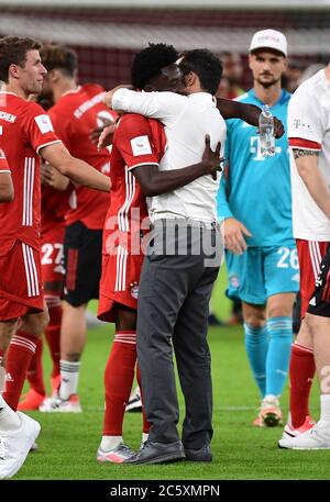 Berlin, 4. Juli 2020, Siegerehrung: Hasan ( Brazzo ) Salihamidzic, FCB Sportdirektor Alphonso DAVIES, FCB 19 Sarpreet SINGH , FCB 28. Beim DFB Pokal Final Match FC BAYERN MÜNCHEN - BAYER 04 LEVERKUSEN 4-2 in der Saison 2019/2020 , FCB Foto: © Peter Schatz / Alamy Live News / Kevin Voigt/Jan Hübner/Pool - die DFB-BESTIMMUNGEN VERBIETEN DIE VERWENDUNG VON FOTOGRAFIEN als BILDSEQUENZEN und/oder QUASI-VIDEO - Nationale und internationale Nachrichtenagenturen AUSSCHLIESSLICH für redaktionelle Verwendung Stockfoto