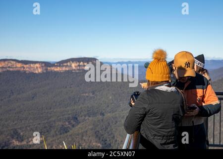 Echo Point Blue Mountains Touristen mit Kamera Blick über jamison Tal in Richtung drei Schwestern, Katoomba, NSW, Australien kalten Wintertag Stockfoto