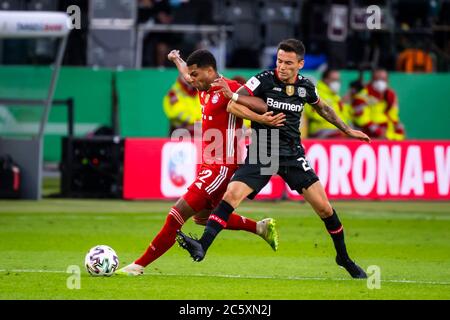 Berlin, 4. Juli 2020, Serge GNABRY, FCB 22 Kampf um den Ball, Tackling, Duell, Header, zweikampf, Action, Kampf gegen Charles ARANGUIZ, Lev 20 beim DFB Pokal Final Match FC BAYERN MÜNCHEN - BAYER 04 LEVERKUSEN 4-2 in der Saison 2019/2020 , FCB Foto: © Peter Schatz / Alamy Live News / Kevin Voigt/Jan Hübner/Pool - die DFB-BESTIMMUNGEN VERBIETEN DIE VERWENDUNG VON FOTOGRAFIEN als BILDSEQUENZEN und/oder QUASI-VIDEO - Nationale und internationale Nachrichtenagenturen AUSSCHLIESSLICH für redaktionelle Verwendung Stockfoto