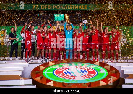 04.07.2020, xkvx, Fussball DFB Pokal Finale, Bayer 04 Leverkusen - FC Bayern München emspor, v.l. Bayern Spieler jubeln / jubelt nach Spielen / Celebrate am Ende des Spiels, Manuel Neuer (FC Bayern München) mit dem Pokal Foto: Kevin Voigt/Jan Huebner/Pool (DFL/DFB-BESTIMMUNGEN VERBIETEN DIE VERWENDUNG VON FOTOGRAFIEN als BILDSEQUENZEN und/oder QUASI-VIDEO - nur zur redaktionellen Verwendung, Nationale und Internationale Nachrichtenagenturen OUT) Stockfoto