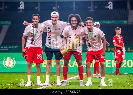 Berlin, 4. Juli 2020, Oliver BATISTA MEIER, FCB 34 fChristian FRÜCHTL, FCB 36 35 Sarpreet SINGH , FCB 28. Mit Pokal beim DFB Pokal Final Match FC BAYERN MÜNCHEN - BAYER 04 LEVERKUSEN 4-2 in der Saison 2019/2020 , FCB Foto: © Peter Schatz / Alamy Live News / Kevin Voigt/Jan Hübner/Pool - die DFB-BESTIMMUNGEN VERBIETEN DIE VERWENDUNG VON FOTOGRAFIEN als BILDSEQUENZEN und/oder QUASI-VIDEO - Nationale und internationale Nachrichtenagenturen AUSSCHLIESSLICH für redaktionelle Verwendung Stockfoto