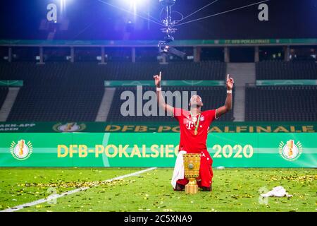 Berlin, 4. Juli 2020, David ALABA, FCB 27 mit Pokal beim DFB Pokal Final Match FC BAYERN MÜNCHEN - BAYER 04 LEVERKUSEN 4-2 in der Saison 2019/2020 , FCB Foto: © Peter Schatz / Alamy Live News / Kevin Voigt/Jan Hübner/Pool - die DFB-BESTIMMUNGEN VERBIETEN DIE VERWENDUNG VON FOTOGRAFIEN als BILDSEQUENZEN und/oder QUASI-VIDEO - Nationale und internationale Nachrichtenagenturen AUSSCHLIESSLICH für redaktionelle Verwendung Stockfoto