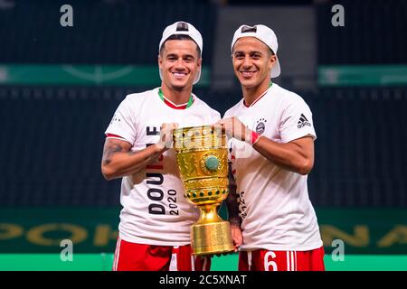 Berlin, 4. Juli 2020, Philippe COUTINHO, FCB 10 Thiago ALCANTARA, FCB 6 mit Pokal beim DFB Pokal Finalspiel FC BAYERN MÜNCHEN - BAYER 04 LEVERKUSEN 4-2 in der Saison 2019/2020 , FCB Foto: © Peter Schatz / Alamy Live News / Kevin Voigt/Jan Hübner/Pool - die DFB-BESTIMMUNGEN VERBIETEN DIE VERWENDUNG VON FOTOGRAFIEN als BILDSEQUENZEN und/oder QUASI-VIDEO - Nationale und internationale Nachrichtenagenturen AUSSCHLIESSLICH für redaktionelle Verwendung Stockfoto