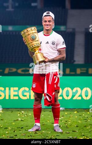 Berlin, 4. Juli 2020, Philippe COUTINHO, FCB 10 mit Pokal beim DFB Pokal Final Match FC BAYERN MÜNCHEN - BAYER 04 LEVERKUSEN 4-2 in der Saison 2019/2020 , FCB Foto: © Peter Schatz / Alamy Live News / Kevin Voigt/Jan Hübner/Pool - die DFB-BESTIMMUNGEN VERBIETEN DIE VERWENDUNG VON FOTOGRAFIEN als BILDSEQUENZEN und/oder QUASI-VIDEO - Nationale und internationale Nachrichtenagenturen AUSSCHLIESSLICH für redaktionelle Verwendung Stockfoto