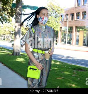 4. Juli 2020, Beverly Hills, CA, USA: LOS ANGELES - 4. JULI: Yi Zhou im Yi Zhou unterwegs in Outfit, Maske, Schuhen und Accessoires von Marcel von Berlin auf der Straße am 4. Juli 2020 in Beverly Hills, CA (Foto: © Kay Blake/ZUMA Wire) Stockfoto